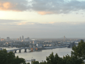 una ciudad con un puente