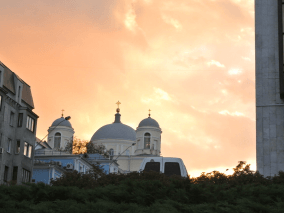 una iglesia con atardecer